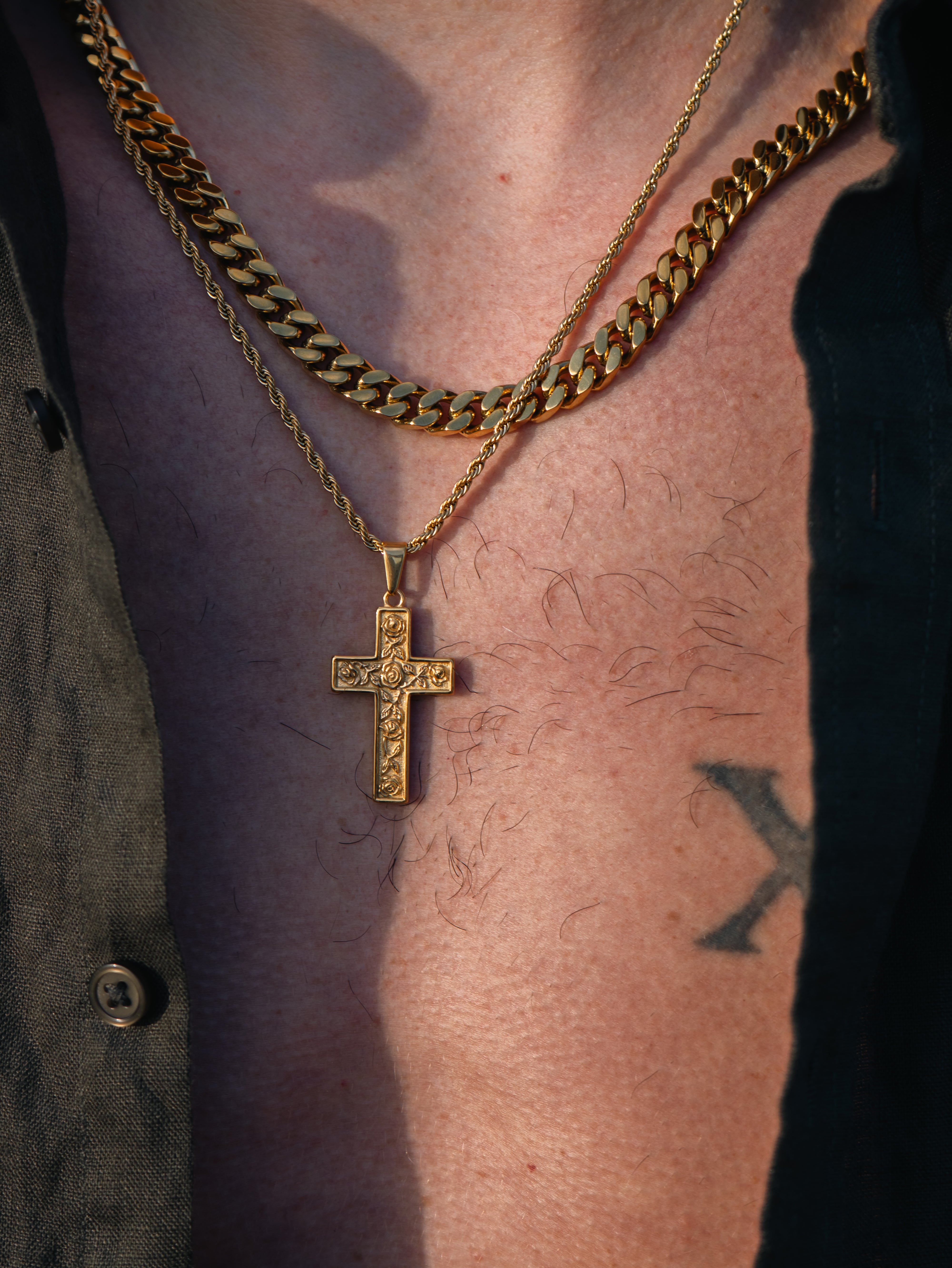 ROSE CROSS PENDANT (GOLD)