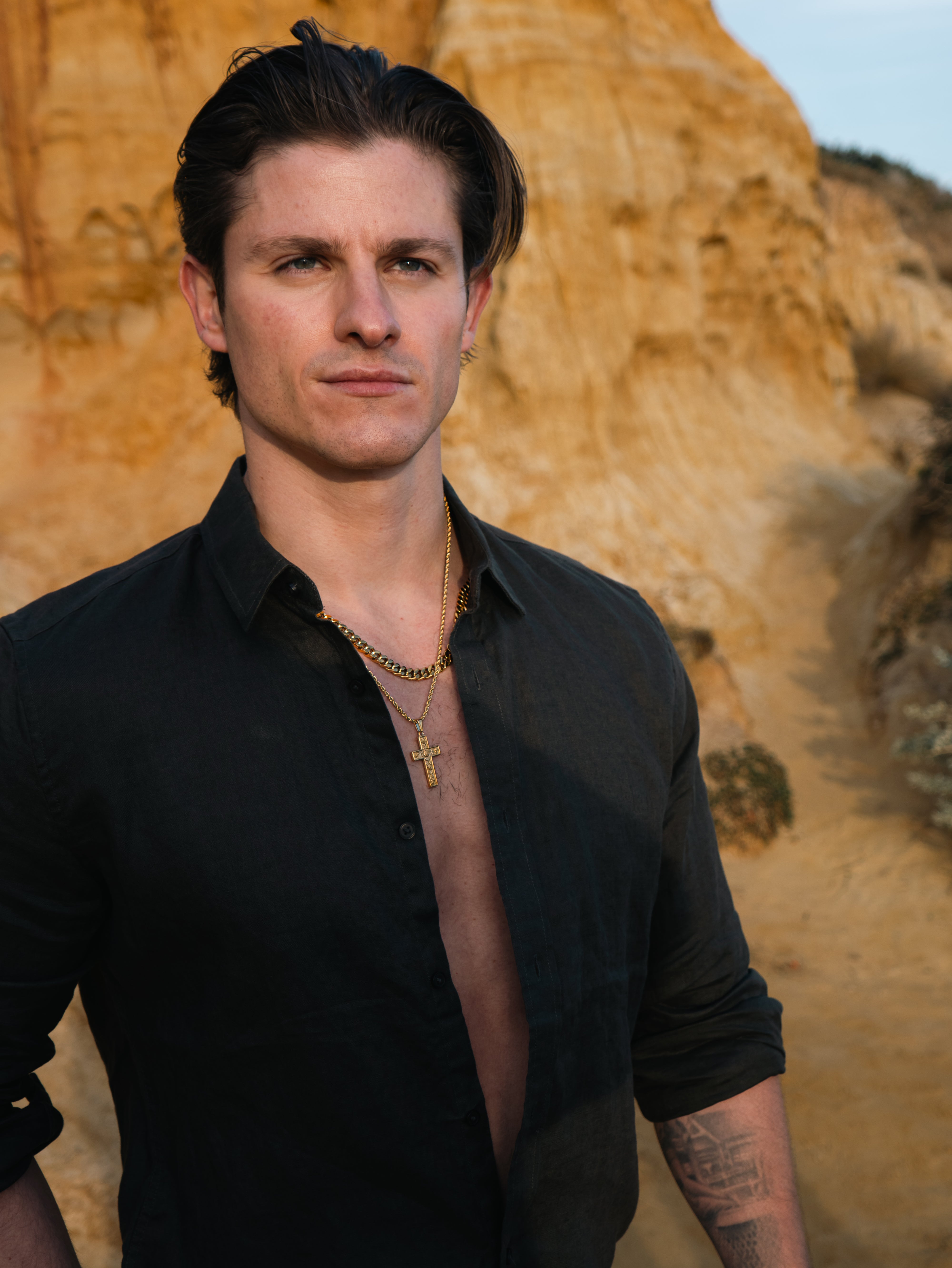 ROSE CROSS PENDANT (GOLD)