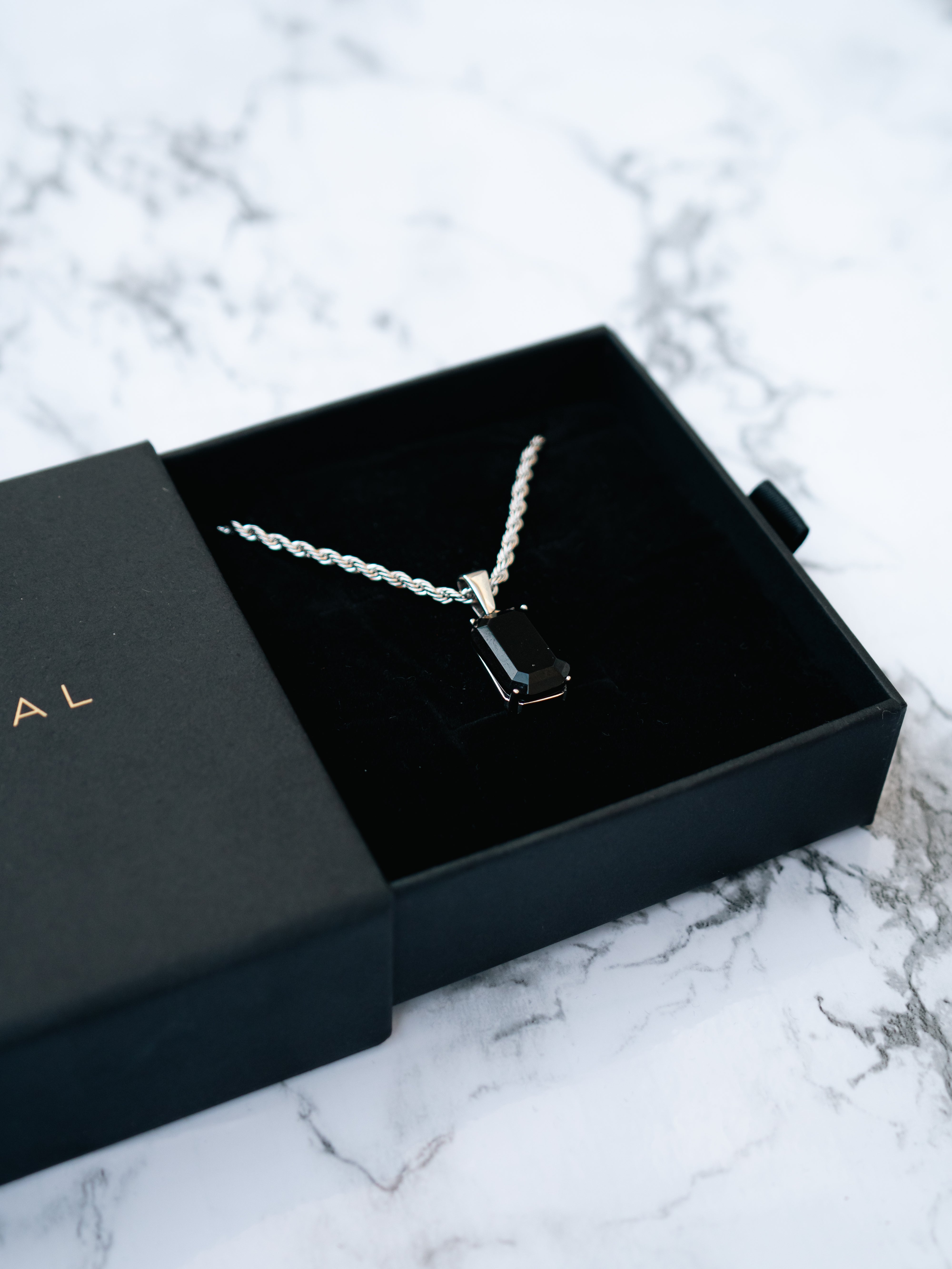 NOVA ONYX PENDANT (WHITE GOLD)