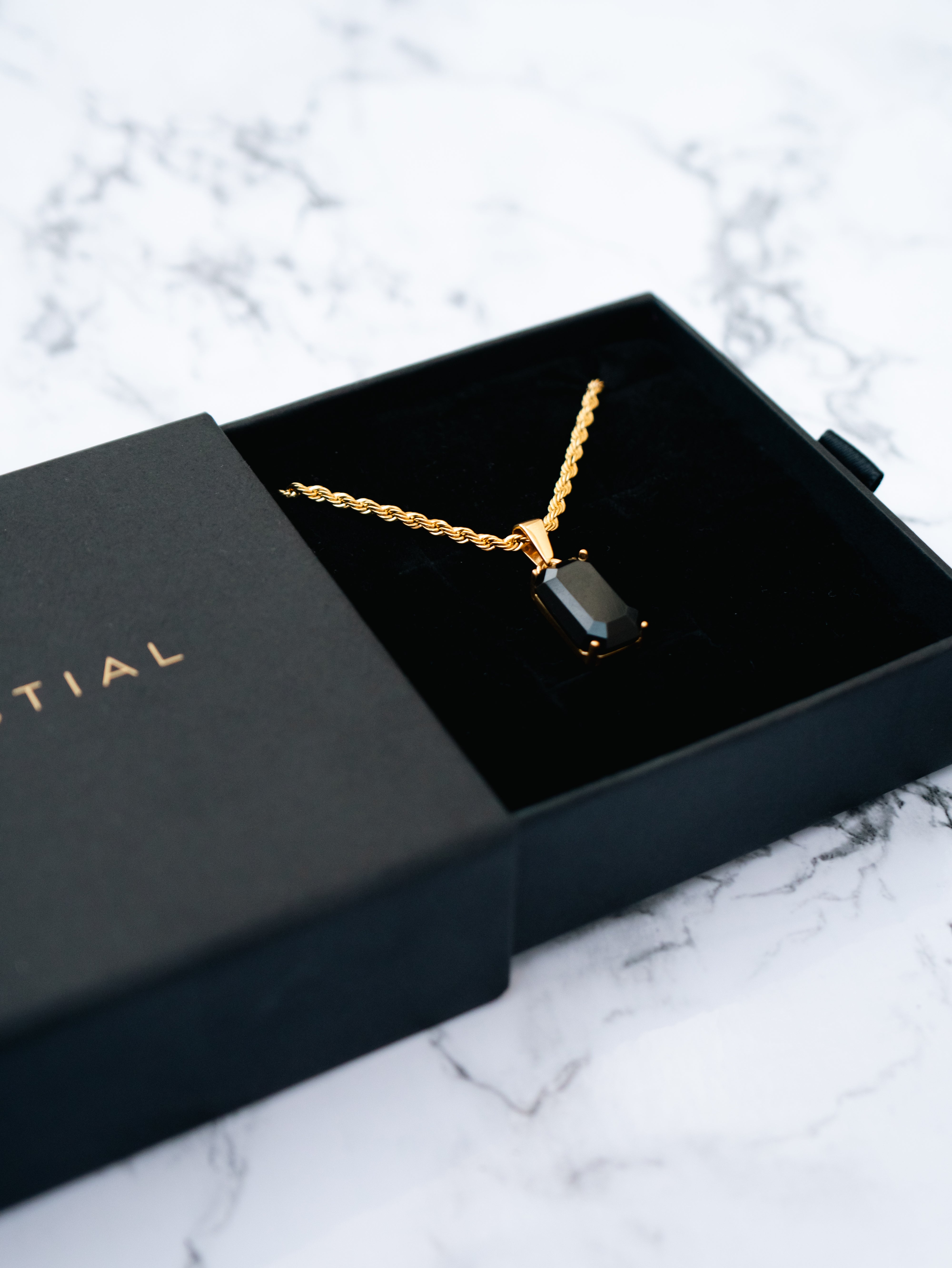 NOVA ONYX PENDANT (GOLD)