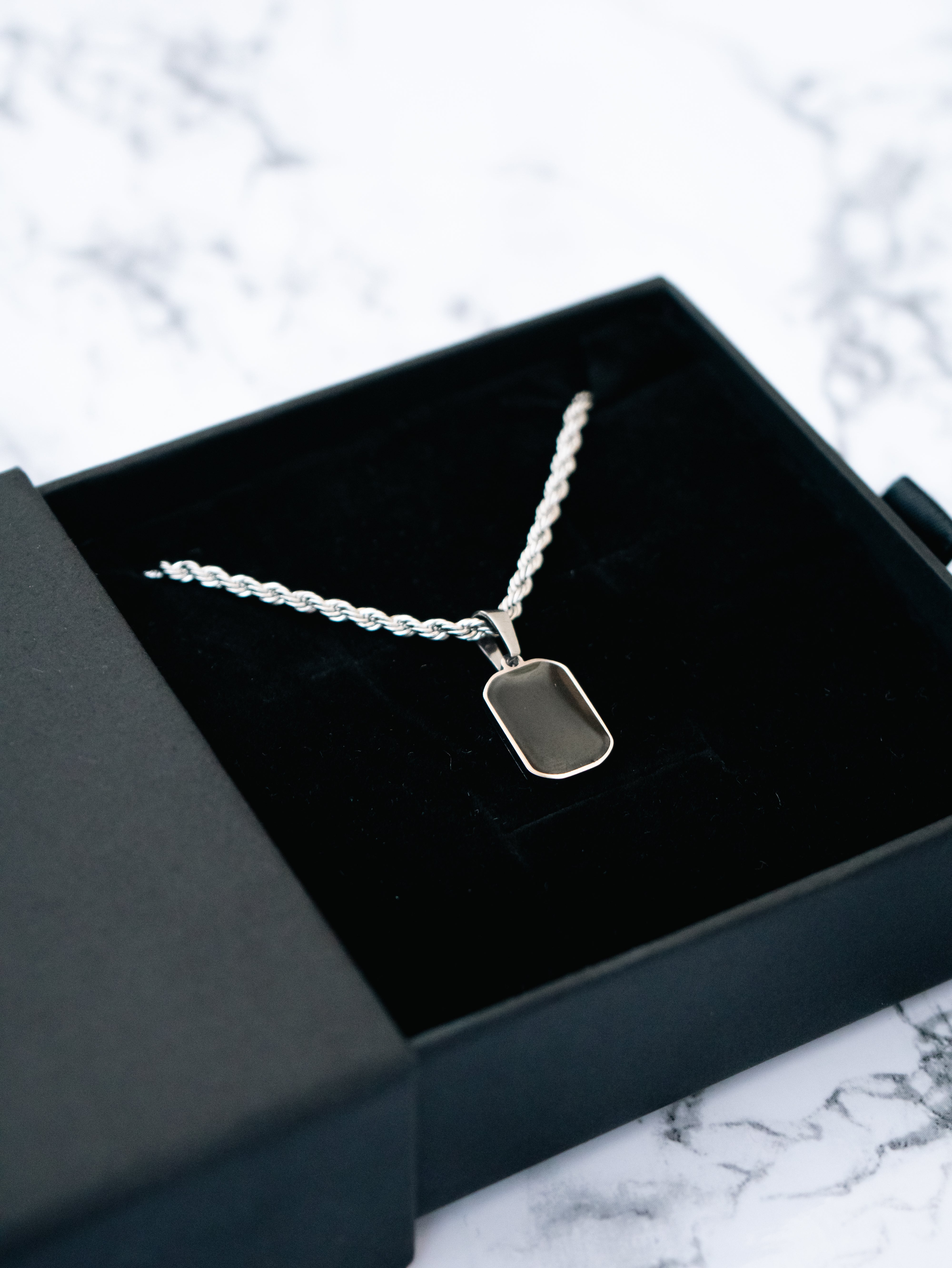 ARC ONYX PENDANT (WHITE GOLD)