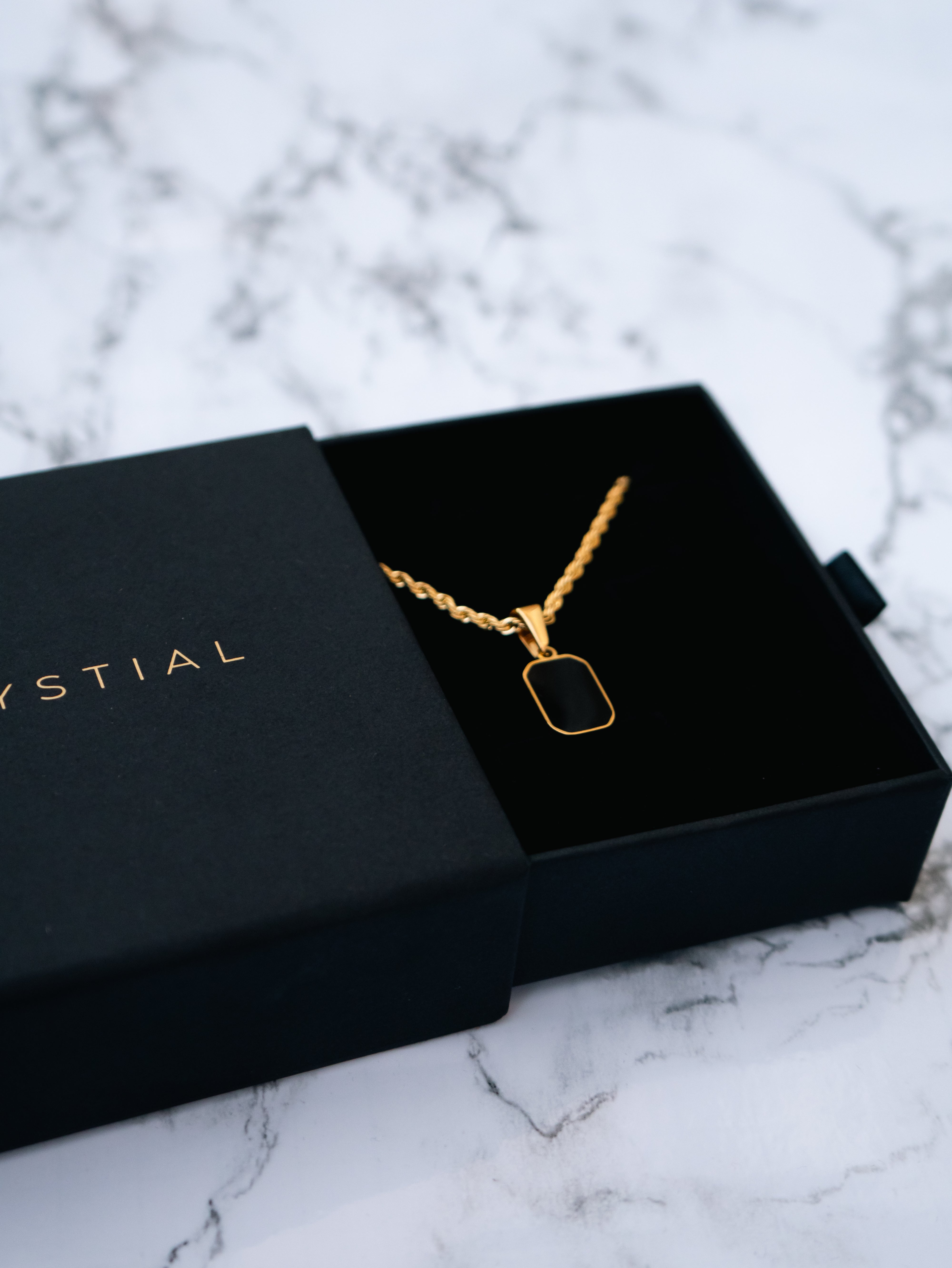 ARC ONYX PENDANT (GOLD)