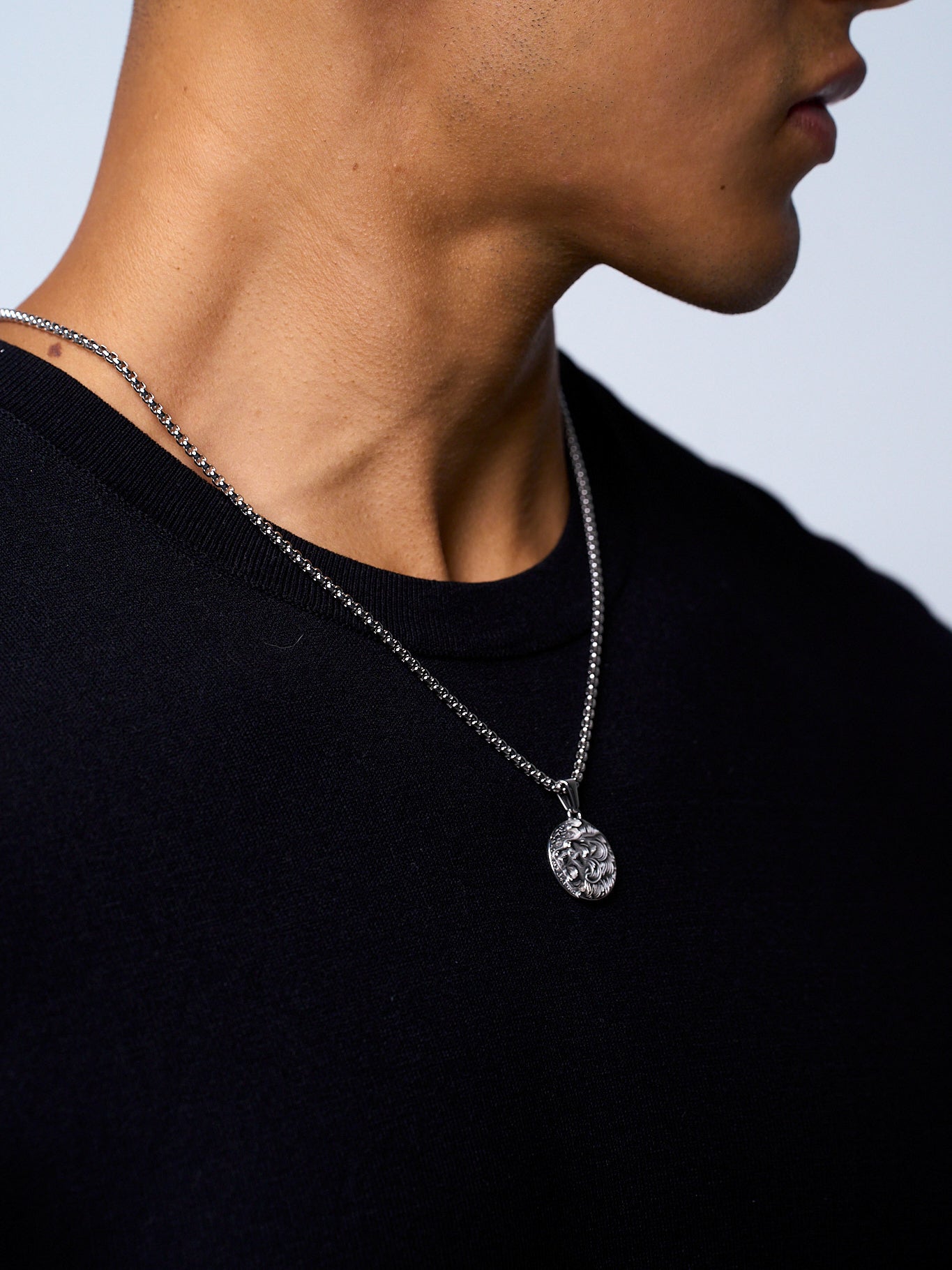 LEO PENDANT (WHITE GOLD)