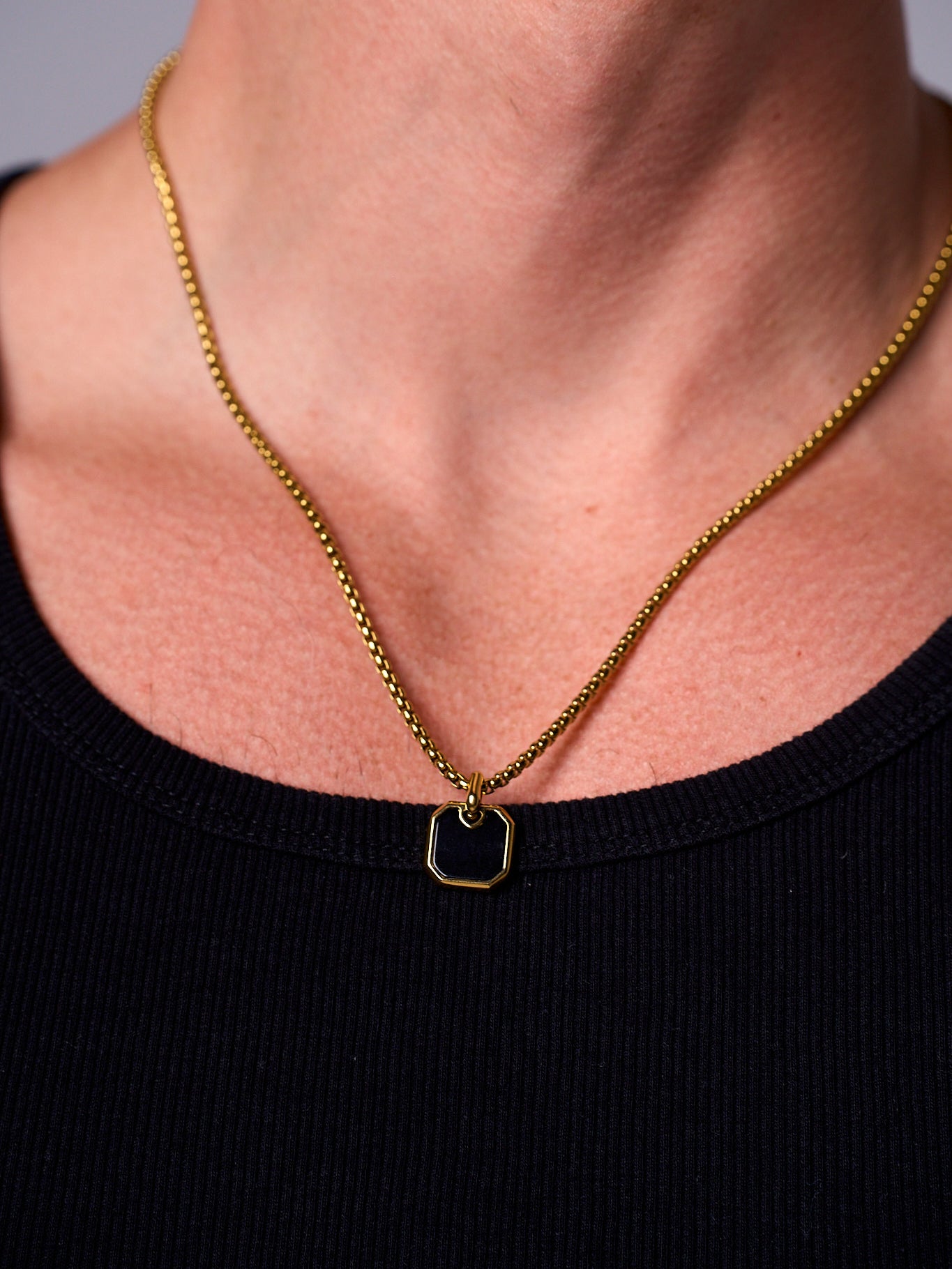 ONYX AMULET PENDANT (GOLD)