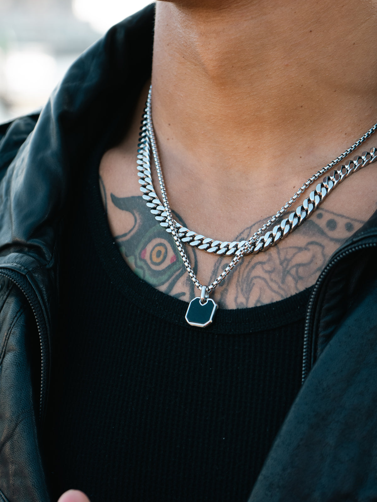 ONYX AMULET PENDANT (WHITE GOLD)