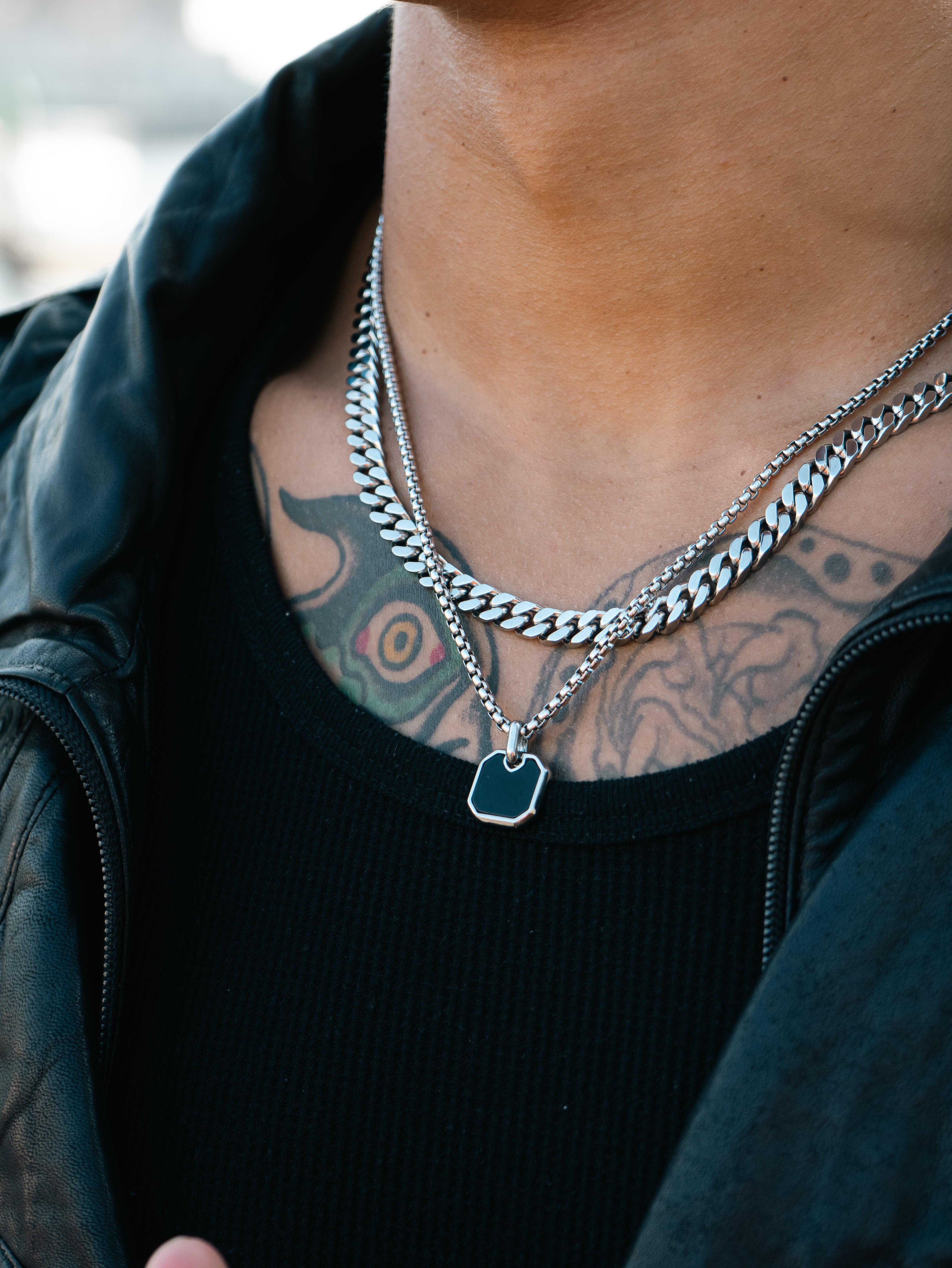 ONYX AMULET PENDANT (WHITE GOLD)