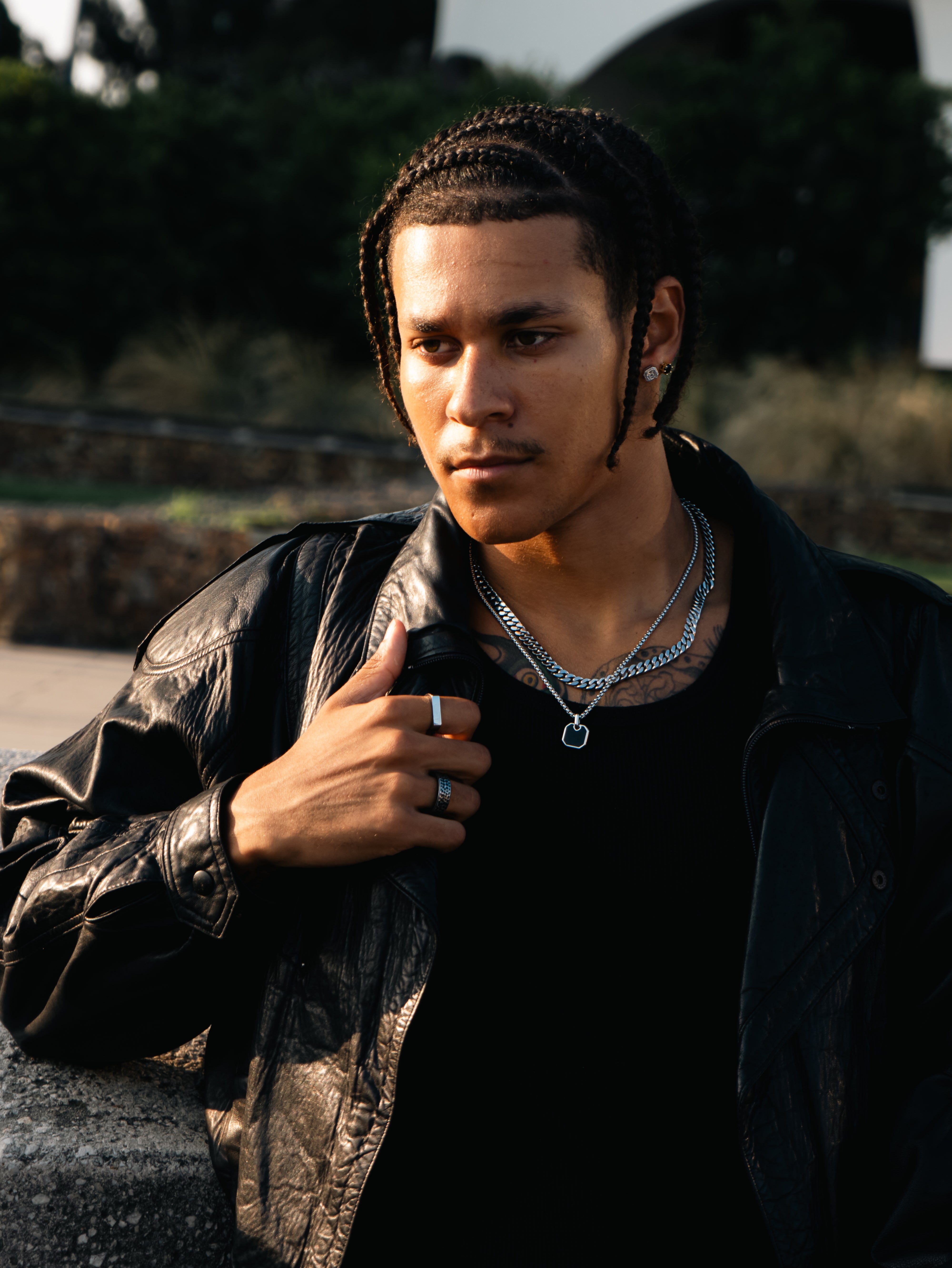 ONYX AMULET PENDANT (WHITE GOLD)