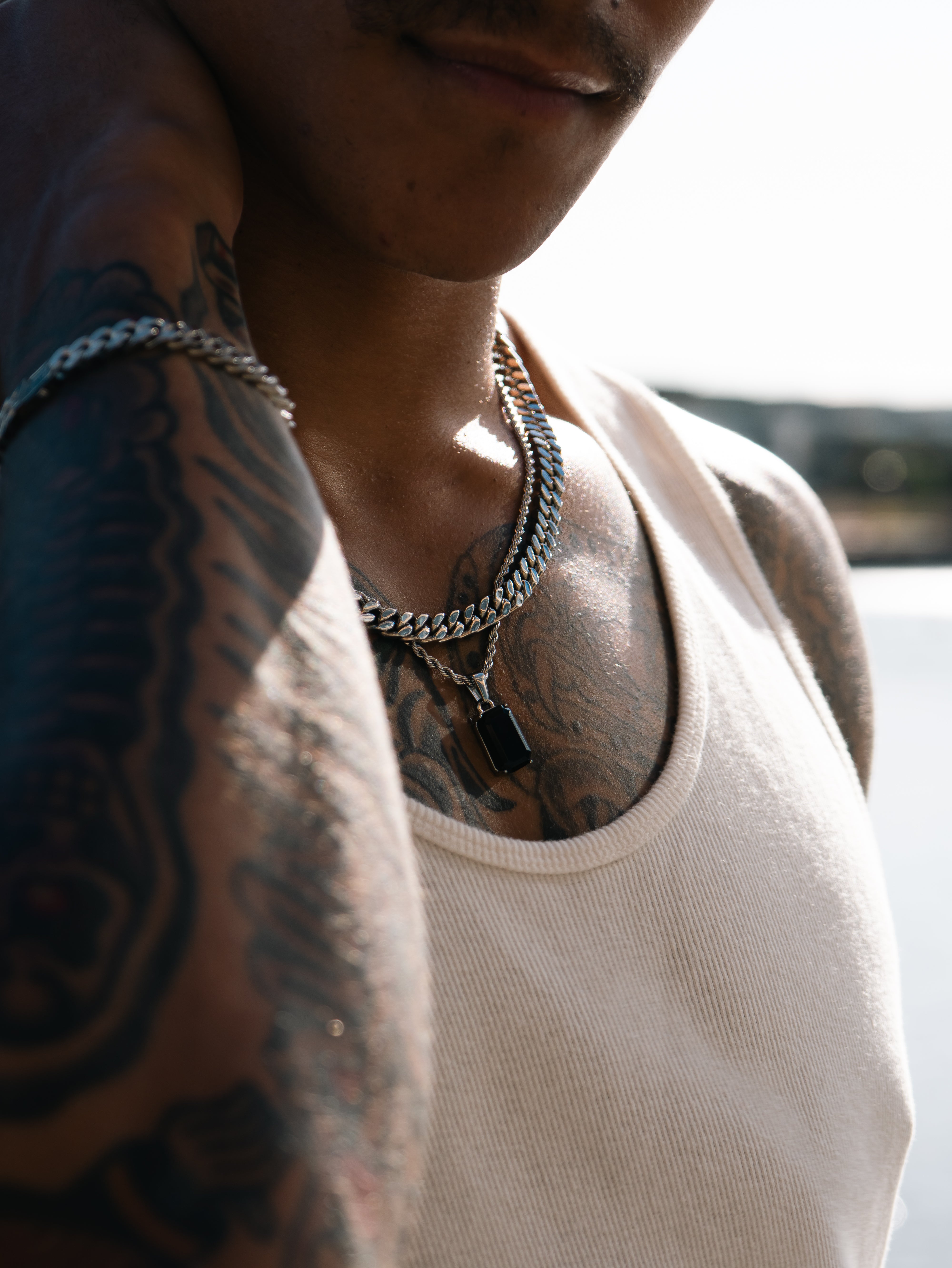 NOVA ONYX PENDANT (WHITE GOLD)