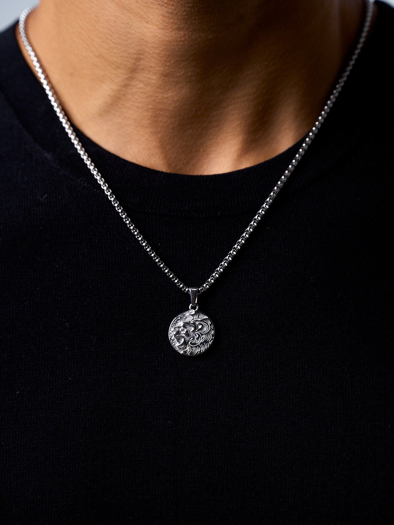 LEO PENDANT (WHITE GOLD)