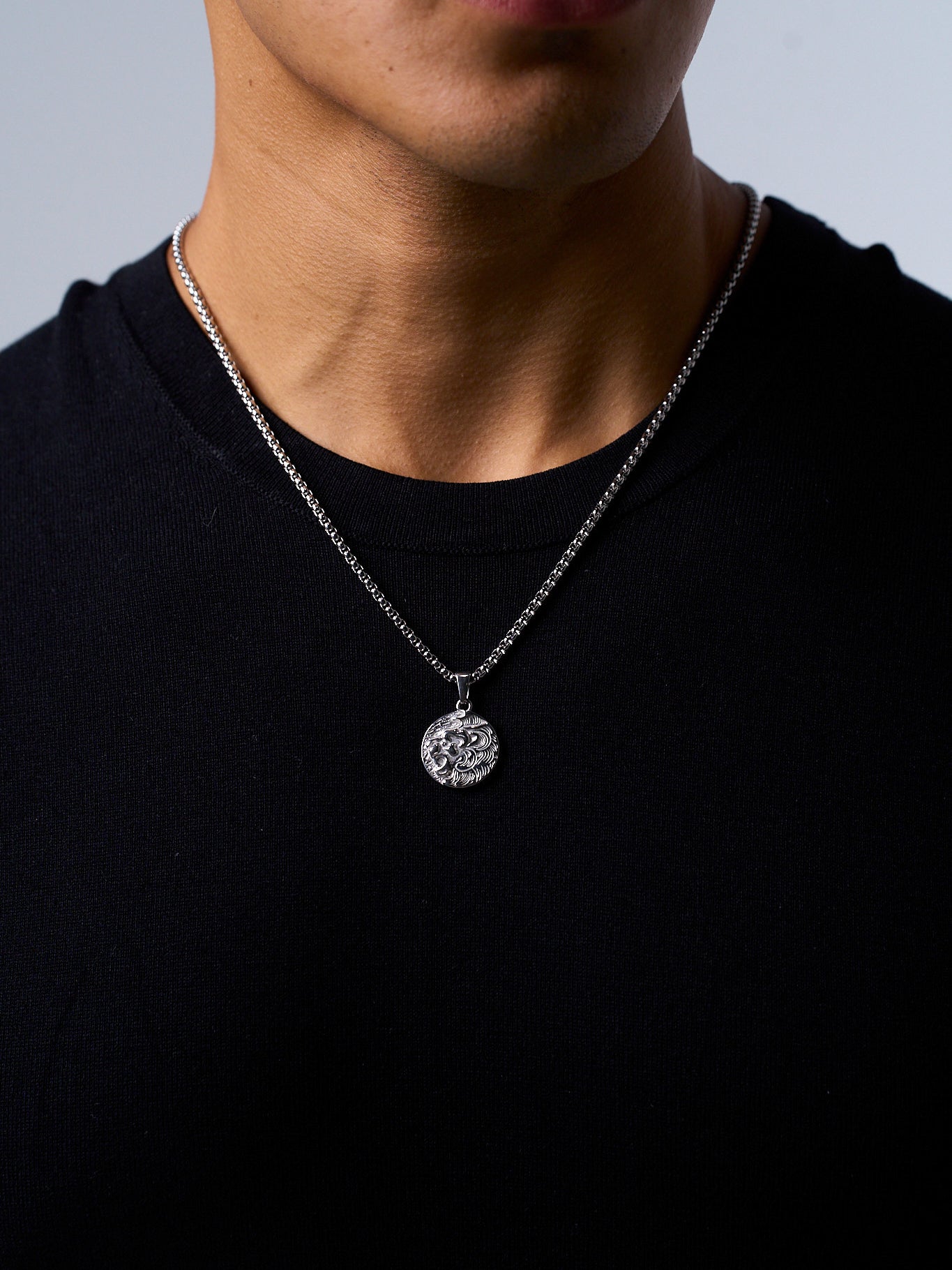 LEO PENDANT (WHITE GOLD)