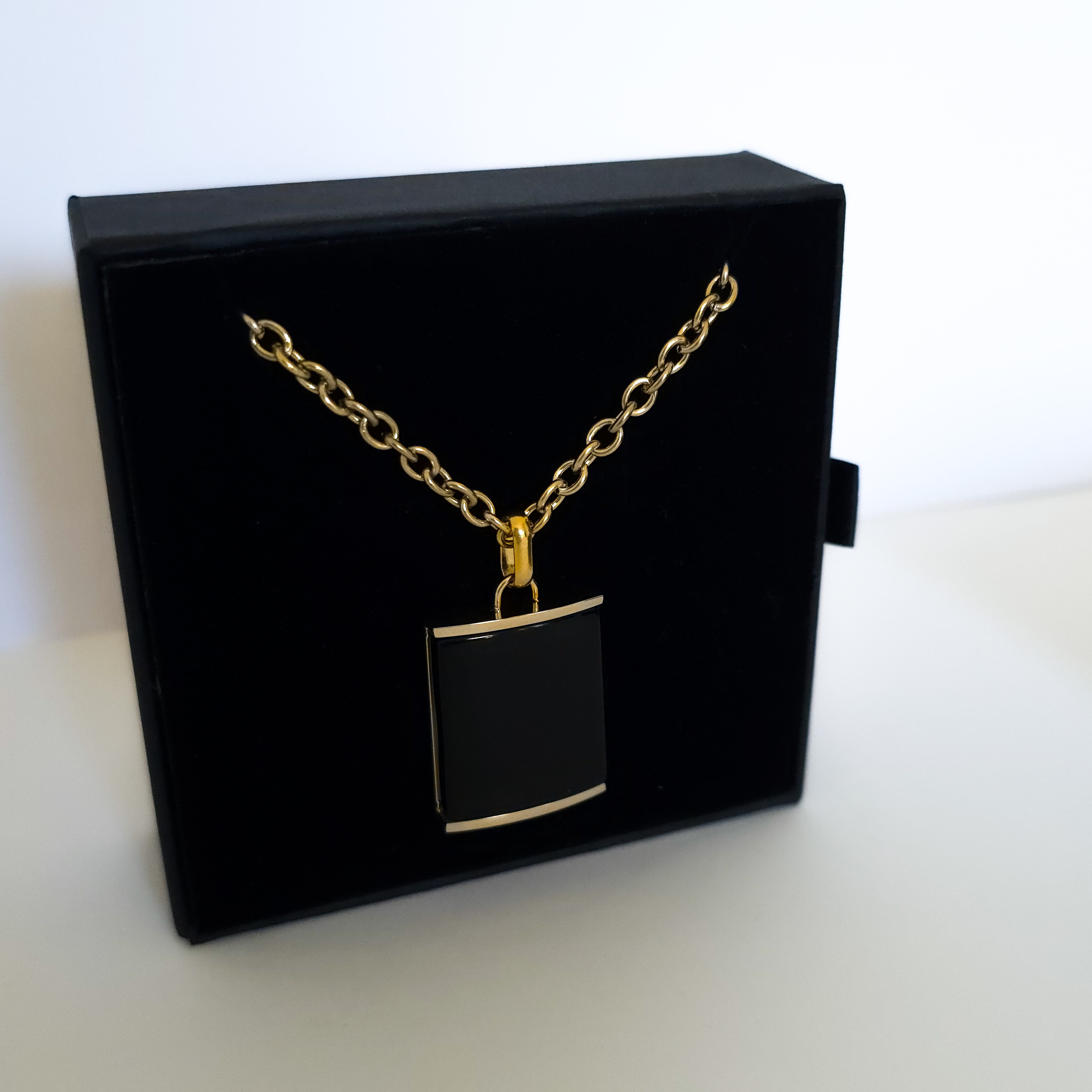 RECTANGULAR ONYX PENDANT (GOLD)